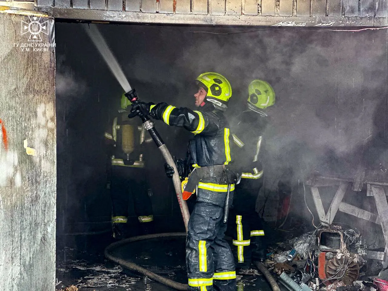 У Києві на Троєщині рятувальники запобігли вибуху під час пожежі. Подробиці і фото dqxikeidqxitkant