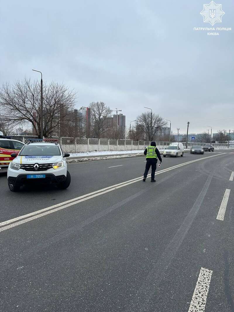 В Киеве на Березняках произошел масштабный пожар на автомойке: движение транспорта затруднено. Фото и видео