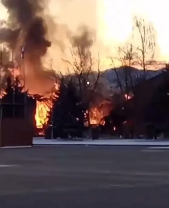 Пожар был зрелищным: в Чечне сгорел штаб 70-го мотострелкового полка. Видео dqxikeidqxitkant
