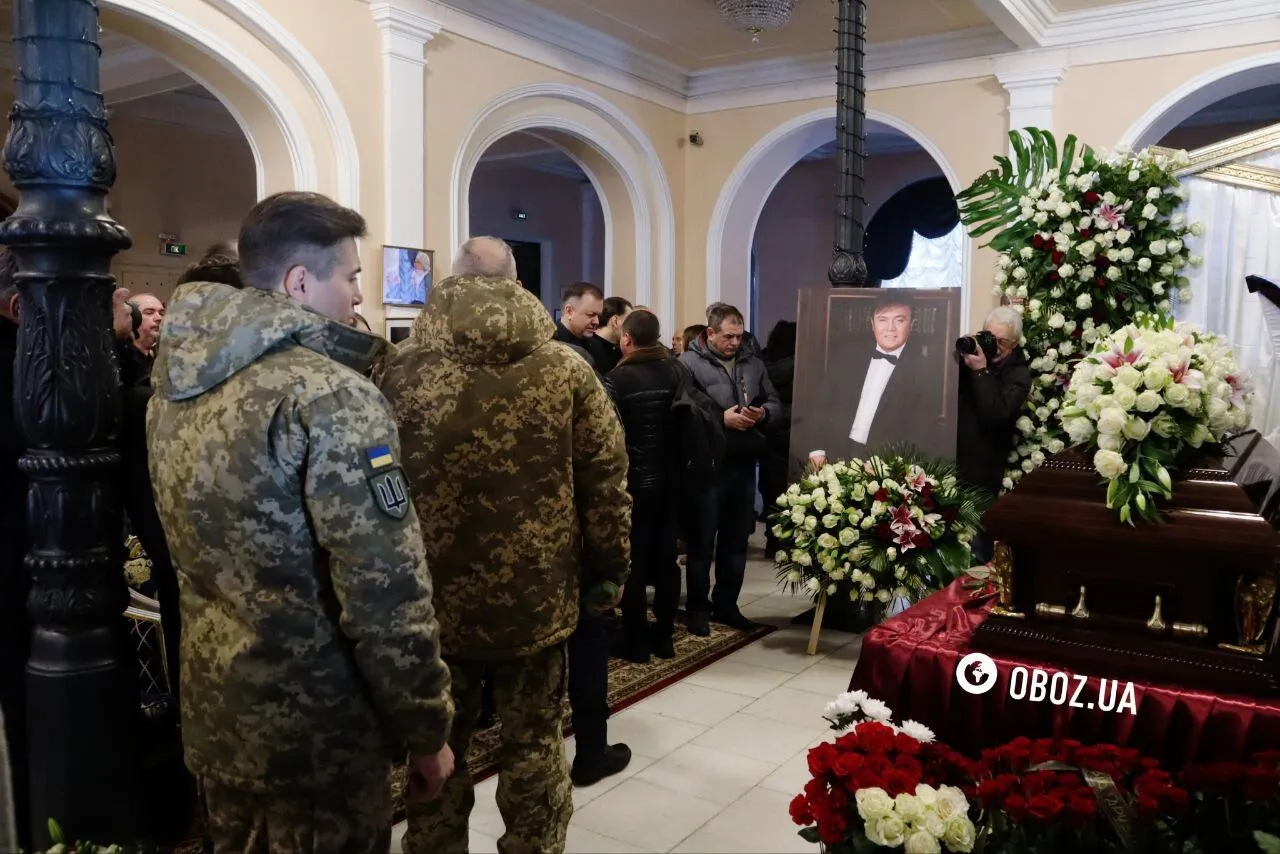 У Києві прощаються з Віталієм Білоножком: прийшли Філарет і військові ЗСУ, а Лобода й Ротару передали квіти