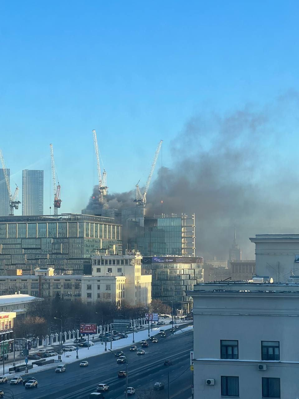 День масштабных пожаров в РФ! В Москве вспыхнула недостройка Сбербанка. Фото и видео dqxikeidqxiqqeant