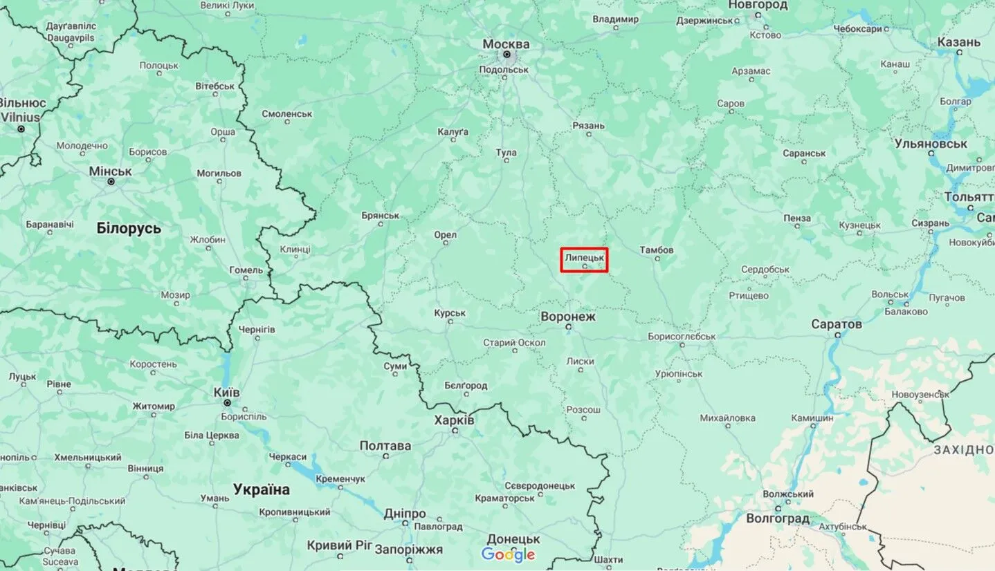 У російському Липецьку прорвало тепломережу: посеред міста б’ють гарячі гейзери. Відео