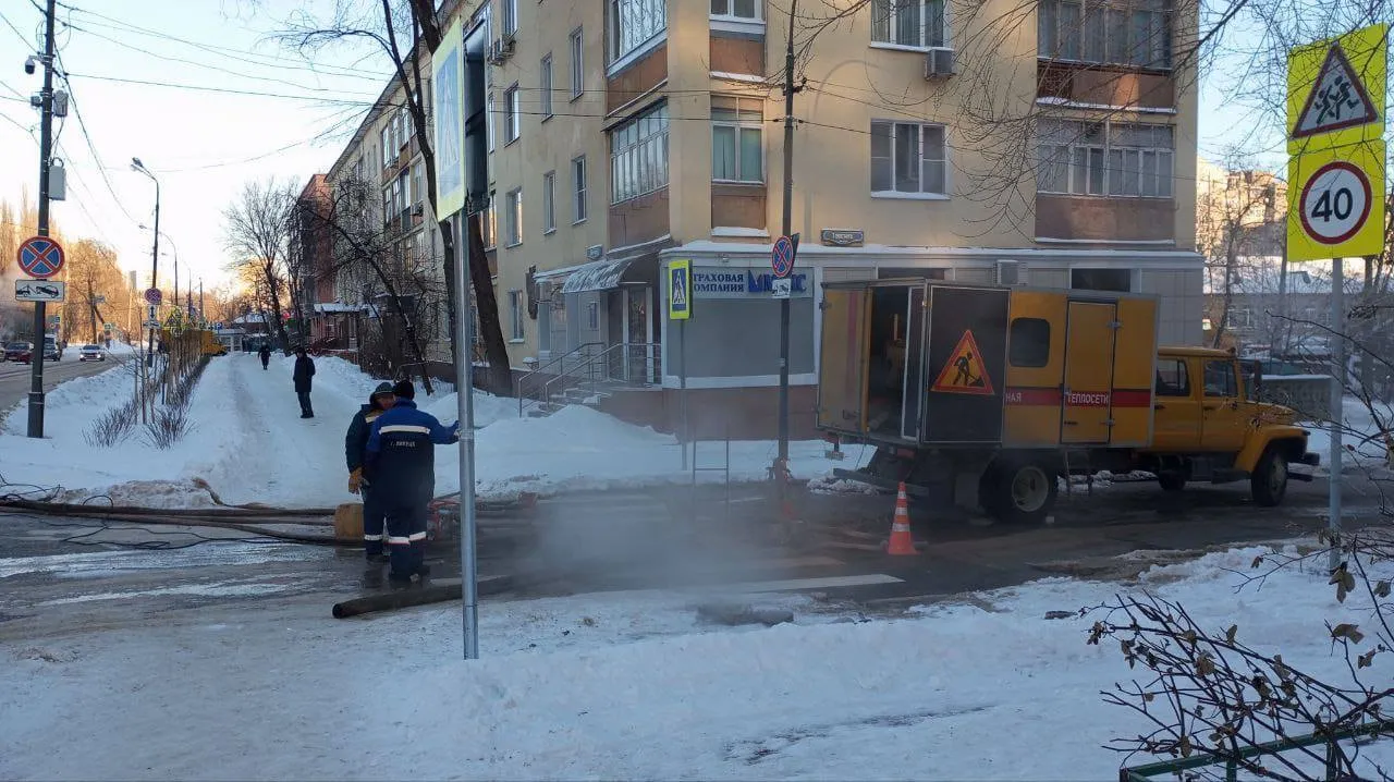 В российском Липецке прорвало теплосеть: посреди города бьют горячие гейзеры. Видео