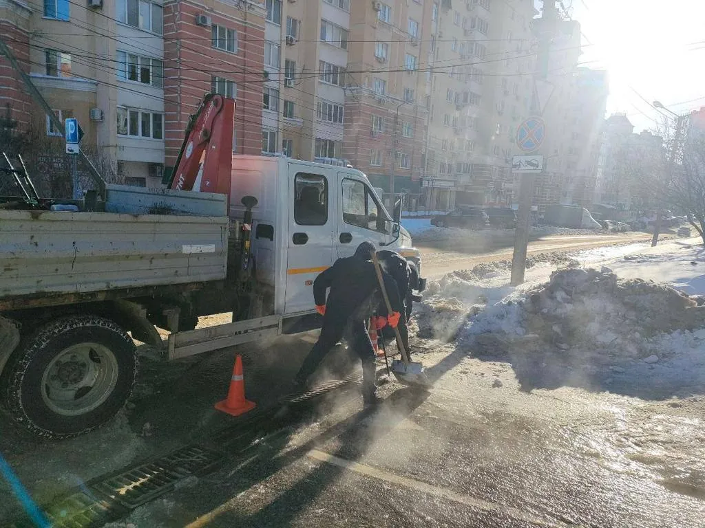 В российском Липецке прорвало теплосеть: посреди города бьют горячие гейзеры. Видео