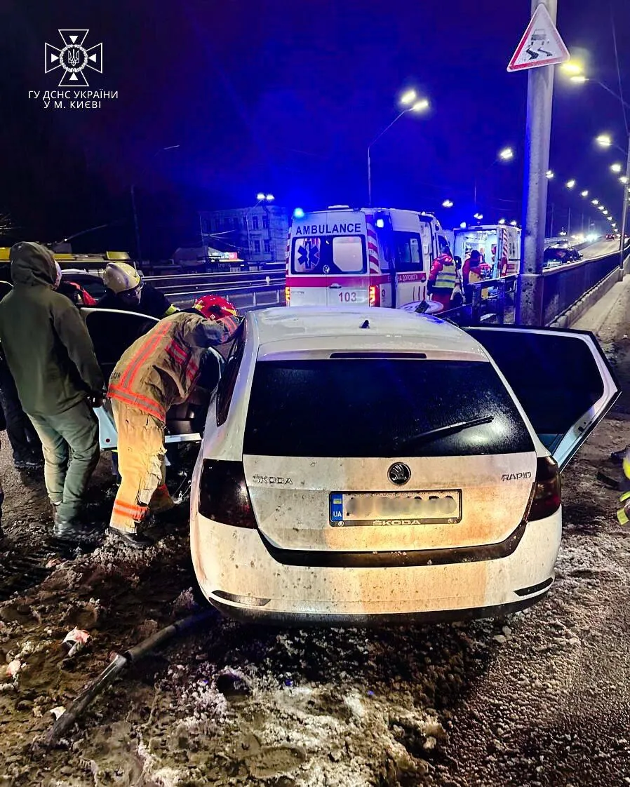 У Києві легковик протаранив відбійник: водія затисло між сидінням та панеллю приладів. Фото dqxikeidqxiqqeant