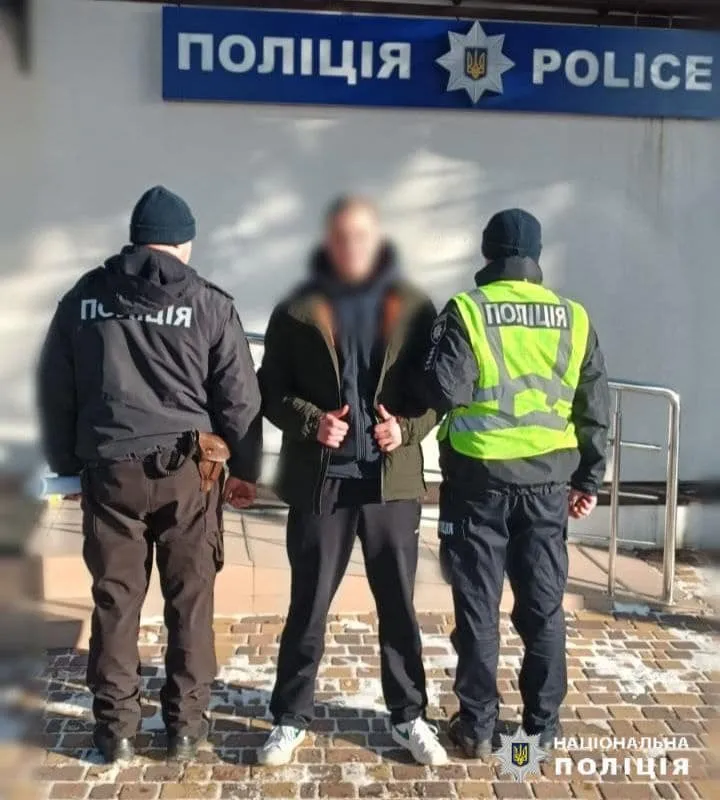 В Киевской области мужчина на глазах продавщице разбил витрину магазина и забрал ювелирные изделия. Фото dqxikeidqxiqxxant