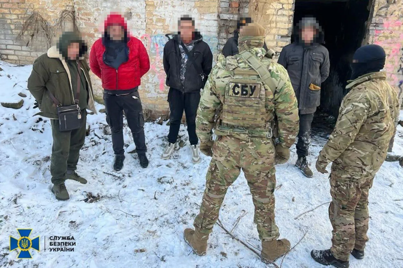 На Запоріжжі знешкодили банду рекетирів, які викрадали людей і вибивали неіснуючі борги. Фото dqxikeidqxitkant