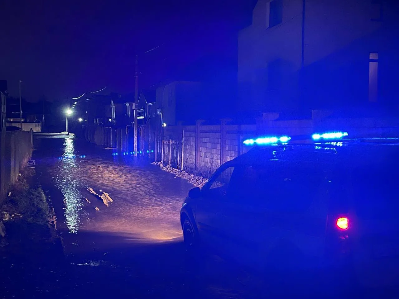 Улицы превратились в бурные реки, затопило дома: в оккупированном Севастополе бушевала непогода. Фото и видео