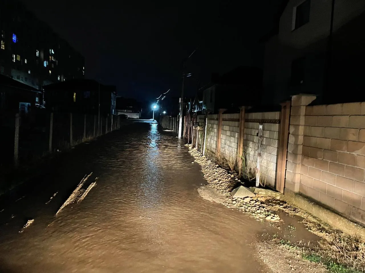 Вулиці перетворилися на бурхливі ріки, затопило будинки: в окупованому Севастополі вирувала негода. Фото і відео dqxikeidqxiqqeant