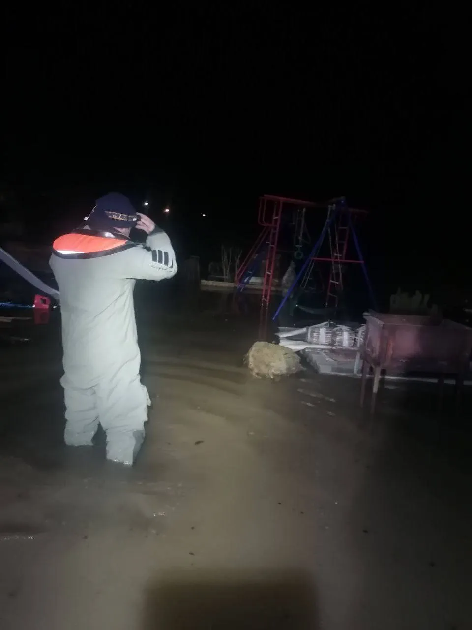 Вулиці перетворилися на бурхливі ріки, затопило будинки: в окупованому Севастополі вирувала негода. Фото і відео