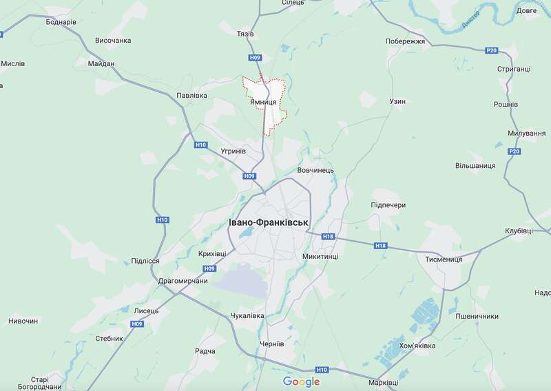 На Івано-Франківщині поїзд протаранив авто: є постраждалий. Фото