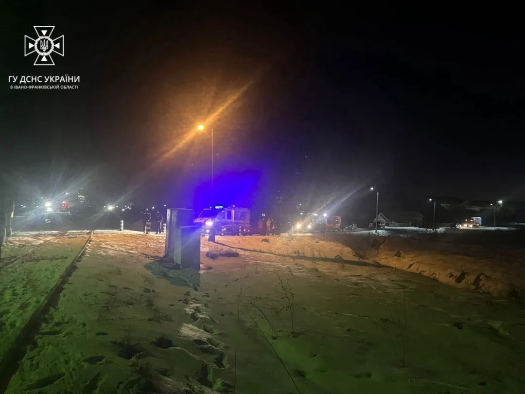 На Івано-Франківщині поїзд протаранив авто: є постраждалий. Фото dqxikeidqxiqqeant