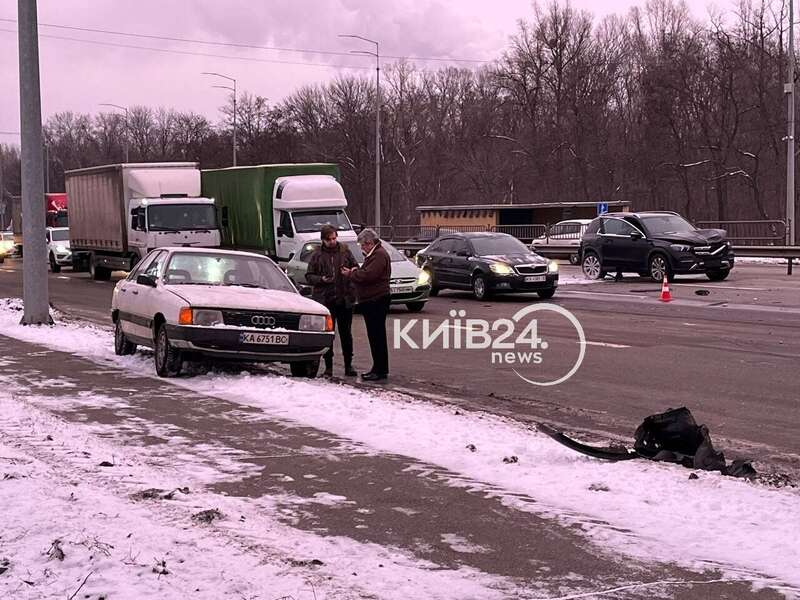 В Киеве на Столичном шоссе Mercedes сбил насмерть пешехода: известно подробности. Фото и видео dqxikeidqxiqxxant