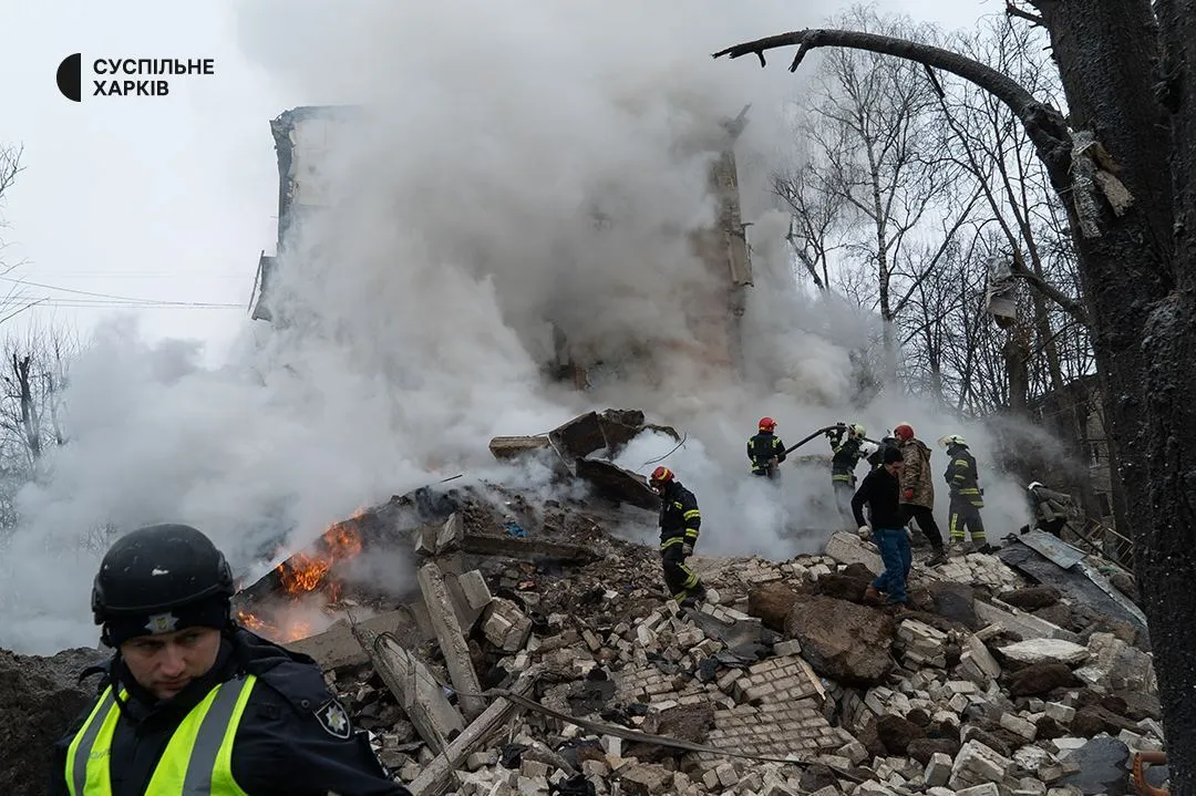 У Харкові з-під завалів будинку врятували чоловіка: під руїнами лишаються його дружина і дитина