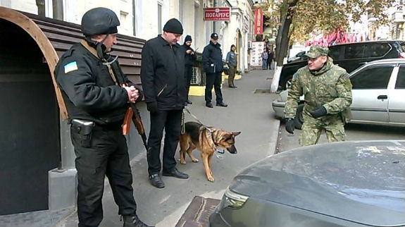 Міліція обшукує учасників "Маршу Героїв": Вилучено газові балончики та смолоскипи (ФОТО) - фото 1 Міліція обшукує учасників "Маршу Героїв": Вилучено газові балончики та смолоскипи (ФОТО) - фото 1 dqxikeidqxiqqeant