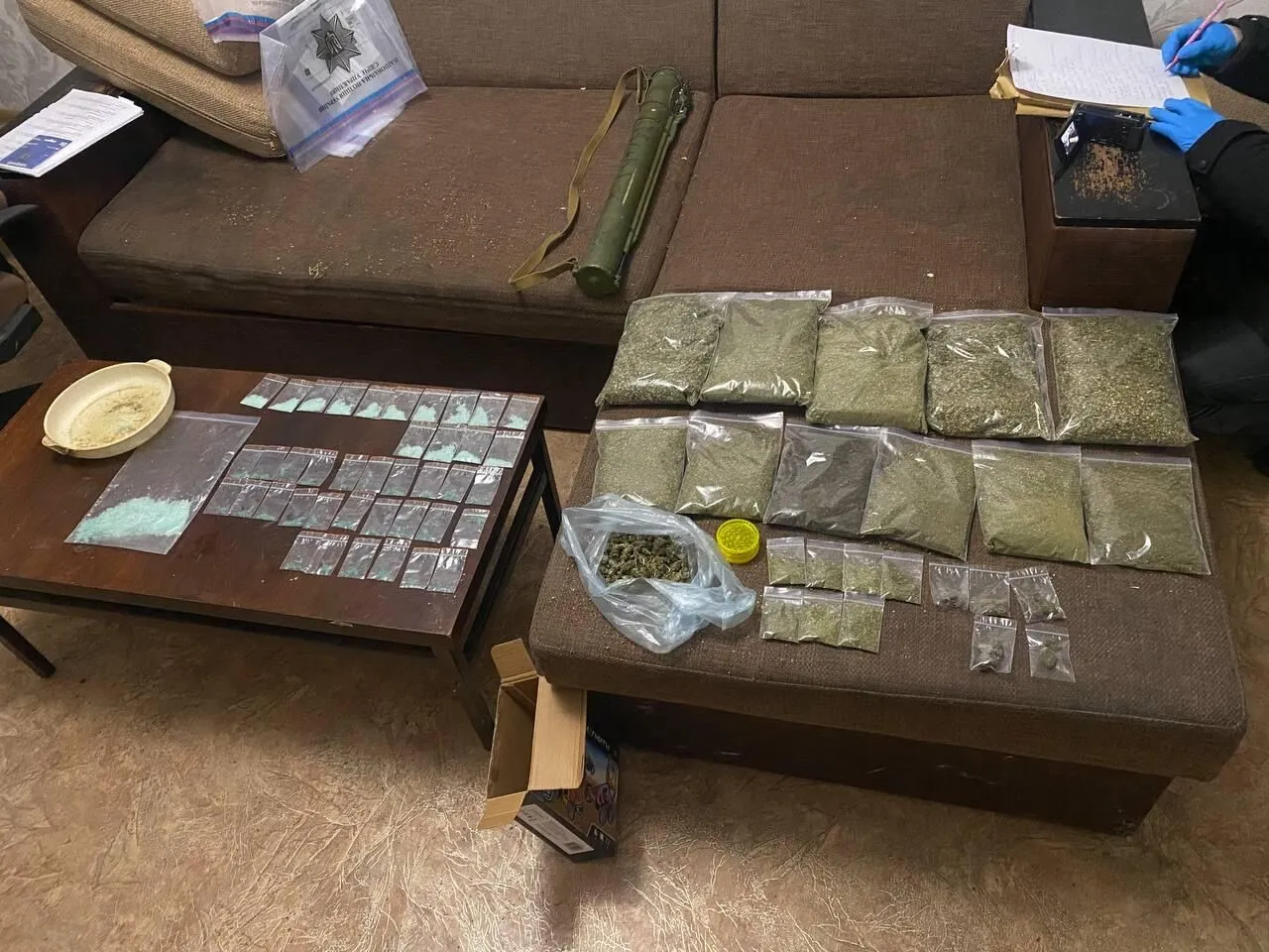 На Дніпропетровщині викрито 17 учасників злочинної організації, яка збувала наркотики та психотропи. Фото