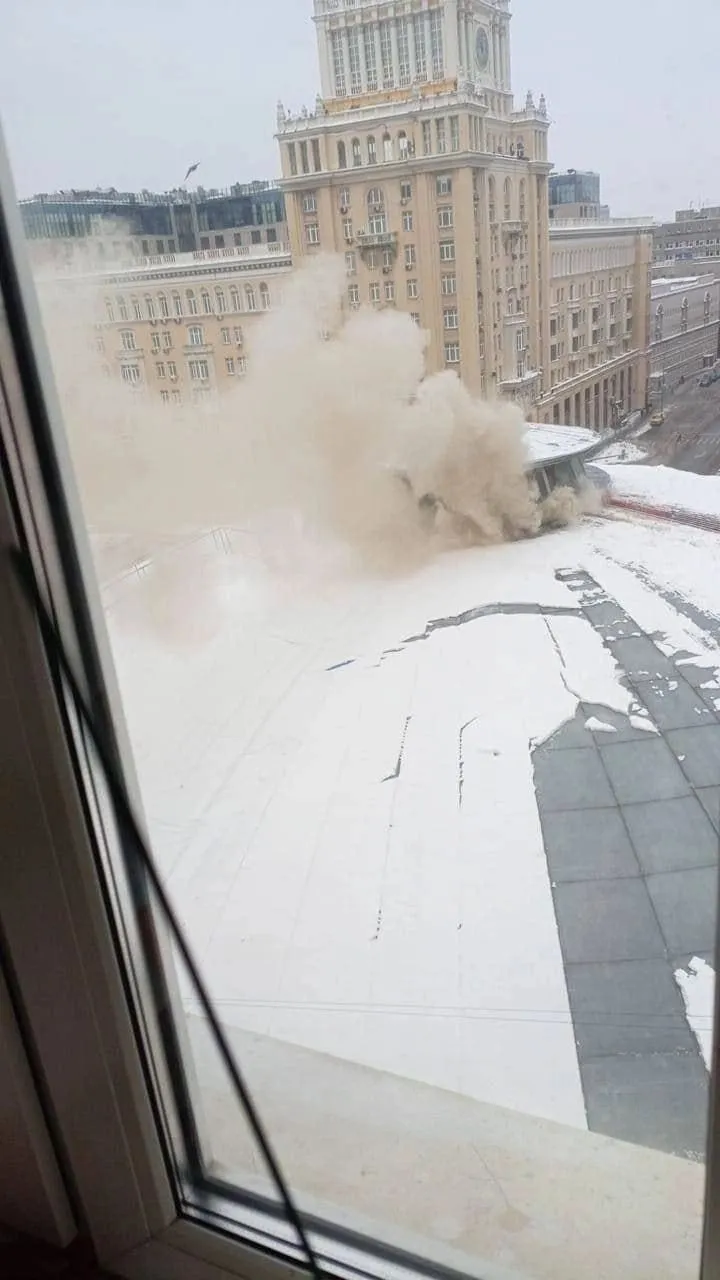 В центре Москвы загорелся театр сатиры: первые кадры dqxikeidqxiqqeant