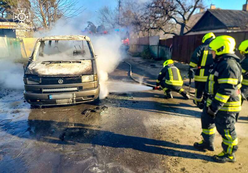 У Києві під час руху загорівся мікроавтобус: відомо подробиці. Фото та відео dqxikeidqxitkant