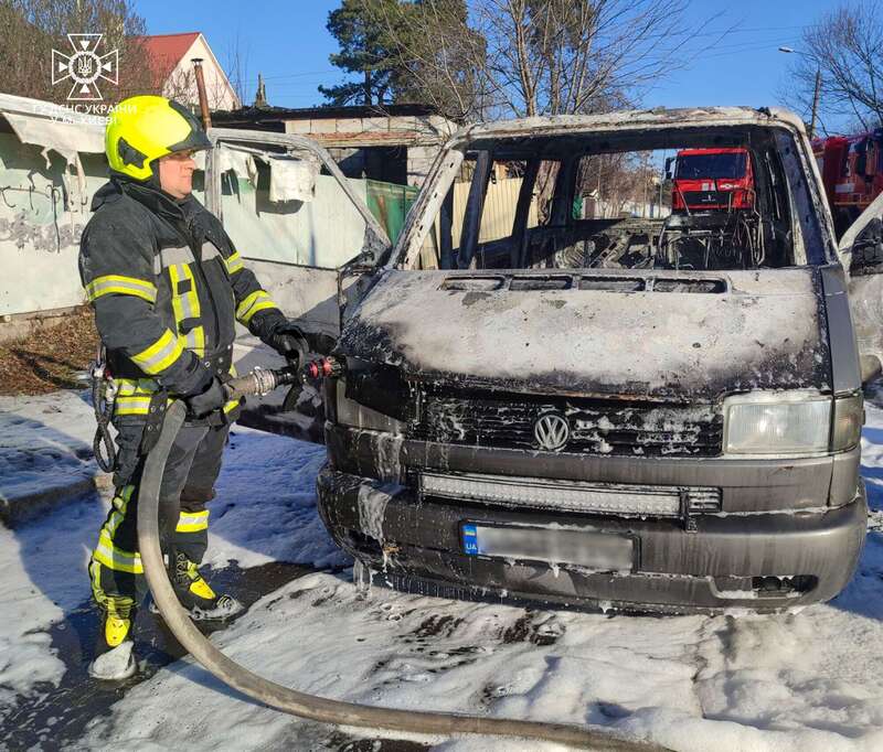 У Києві під час руху загорівся мікроавтобус: відомо подробиці. Фото та відео