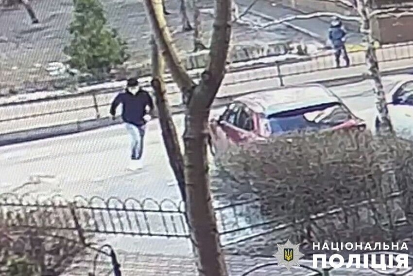 В Киеве задержали ограбившего ребенка рецидивиста: преступление зафиксировала камера. Видео dqxikeidqxiqqeant