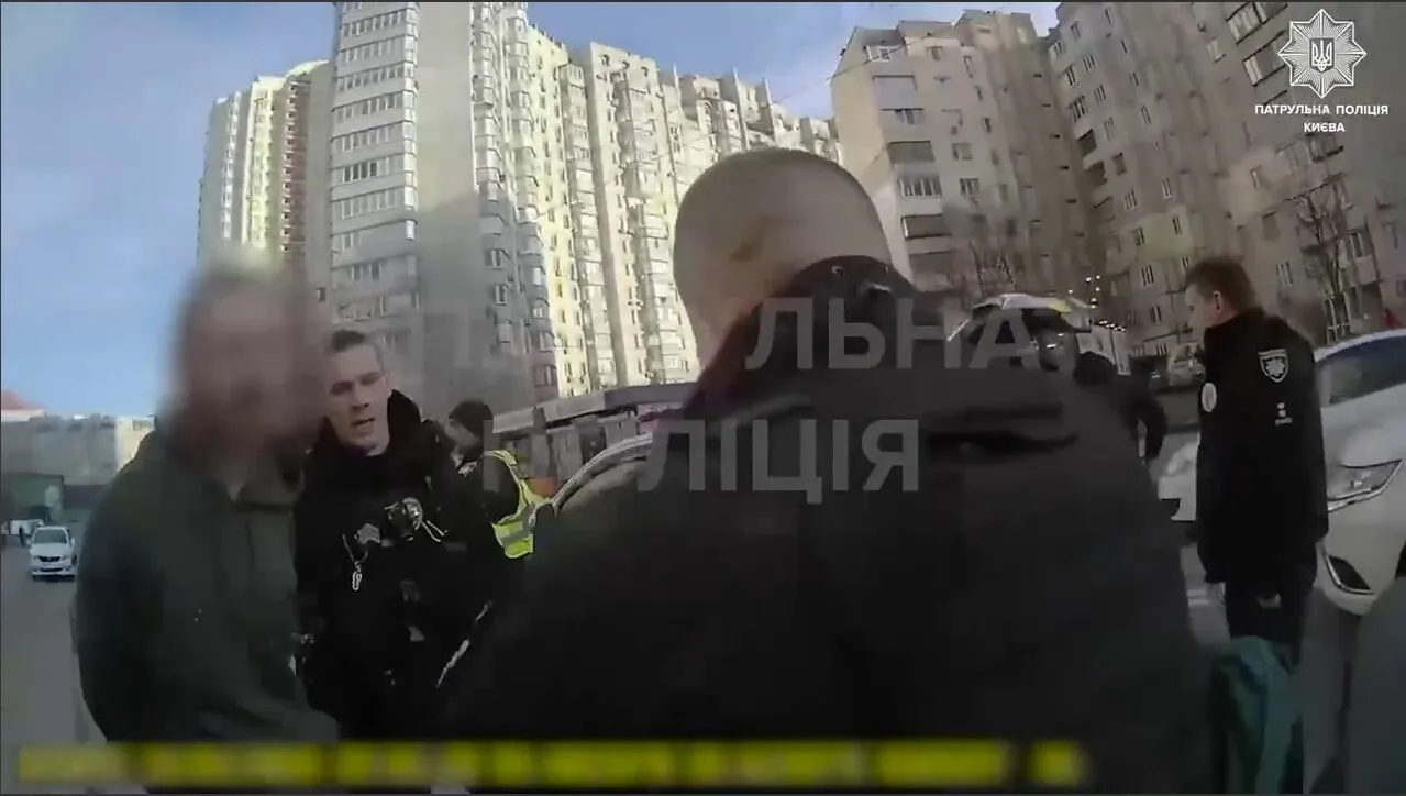 Обікрав пенсіонера в маршрутці: у Києві на гарячому затримали зловмисника. Відео