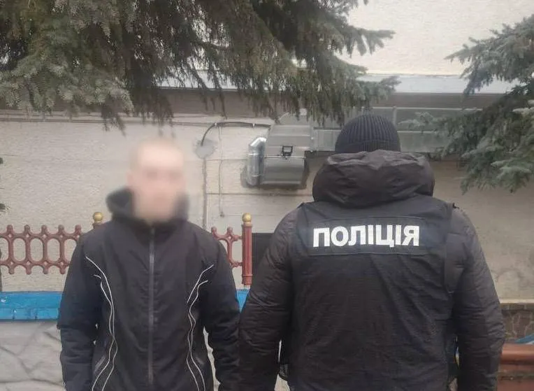 В Киеве парень устроил драку в метро: нападавшего нашли, появилось видео с dqxikeidqxiqqeant