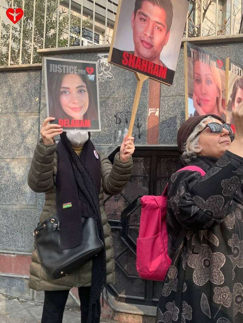 В Тегеране семьи погибших пассажиров сбитого Ираном самолета МАУ вышли на митинг: их разогнали силовики. Фото и видео