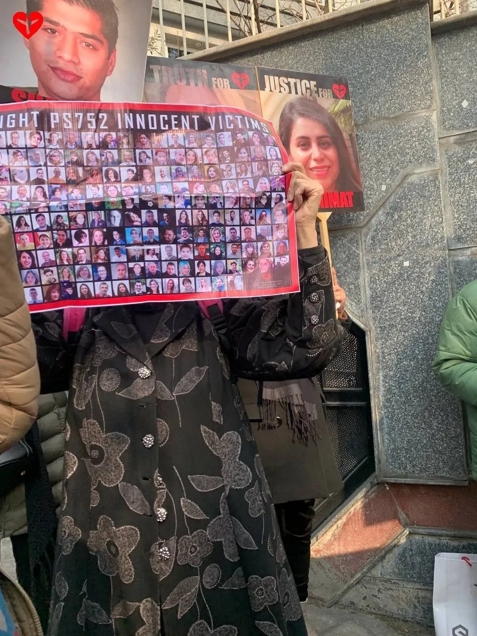 В Тегеране семьи погибших пассажиров сбитого Ираном самолета МАУ вышли на митинг: их разогнали силовики. Фото и видео