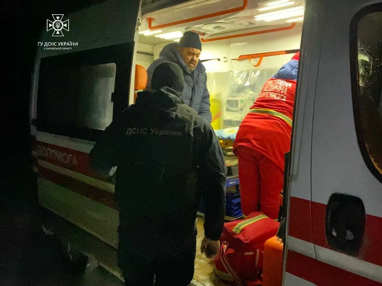 На Харківщині після ворожої атаки з-під завалів дістали тіло жінки. Фото dqxikeidqxiqqeant