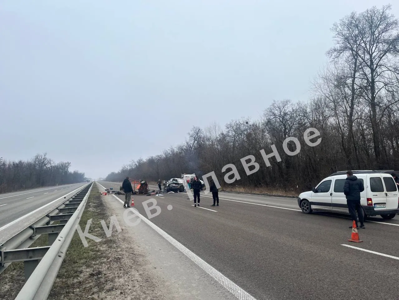 На Київщині легковик протаранив спецтранспорт дорожньої служби: рух перекрито, є постраждалі. Фото
