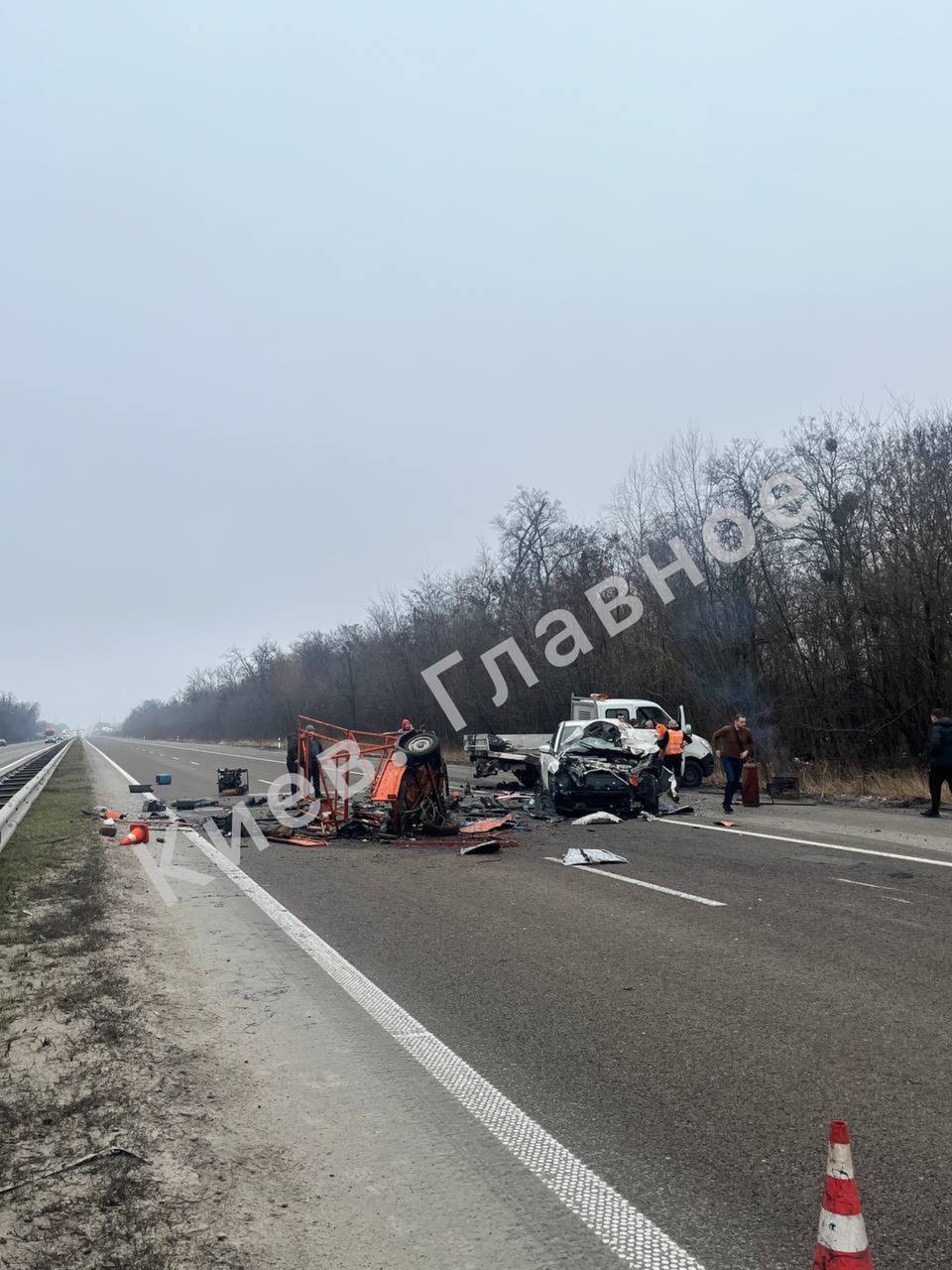 На Київщині легковик протаранив спецтранспорт дорожньої служби: рух перекрито, є постраждалі. Фото