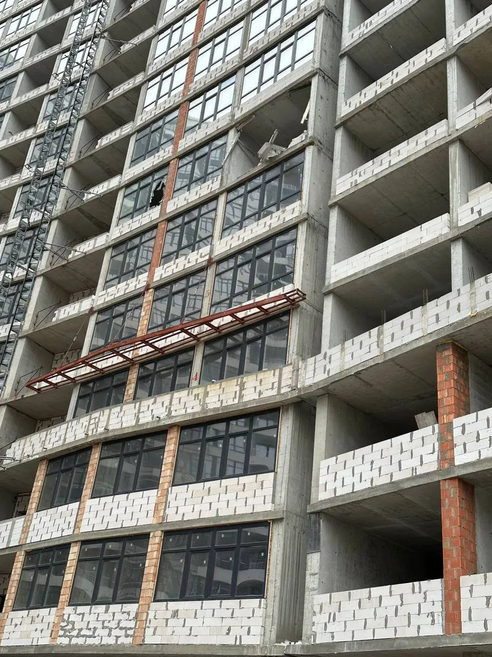 В Одесі збили російську ракету Х-59: уламками пошкодило будинок. Фото