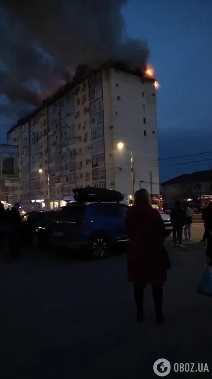 Огонь вспыхнул на верхних этажах