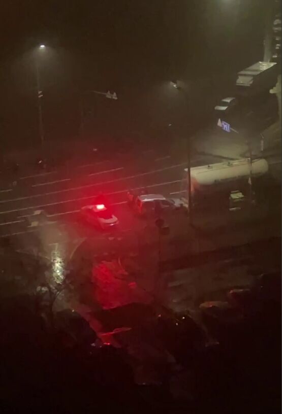 В Киеве на Троещине легковушка во время комендантского часа протаранила автоцистерну. Фото и видео dqxikeidqxidant