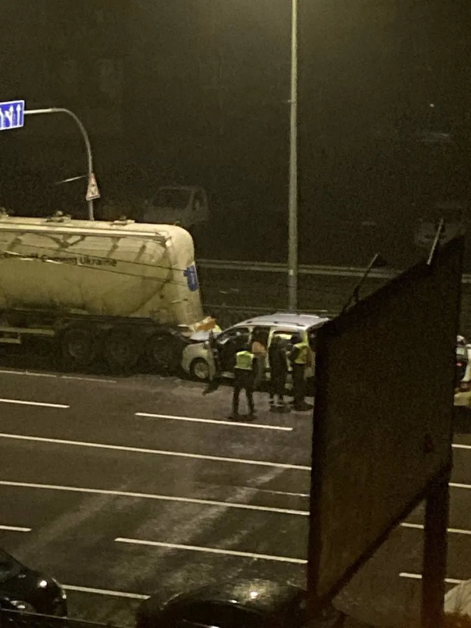 В Киеве на Троещине легковушка во время комендантского часа протаранила автоцистерну. Фото и видео