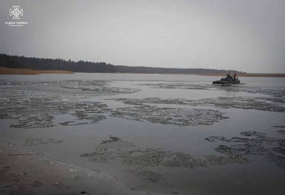 Шукали майже добу: на Київщині у ставку виявили тіло 11-річного хлопчика. Фото dqxikeidqxitkant