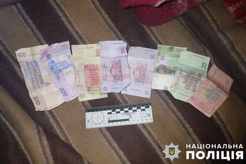 Жорстоко побили та пограбували перехожого: у Києві оперативно затримали трьох зловмисників. Фото dqxikeidqxitkant