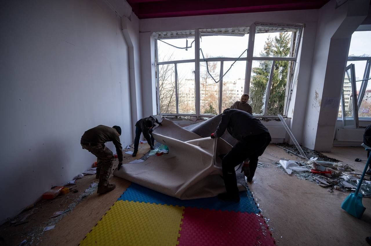 Пошкодження внаслідок ракетної атаки у Львові / © Максим Козицький / Facebook dqxikeidqxitkant