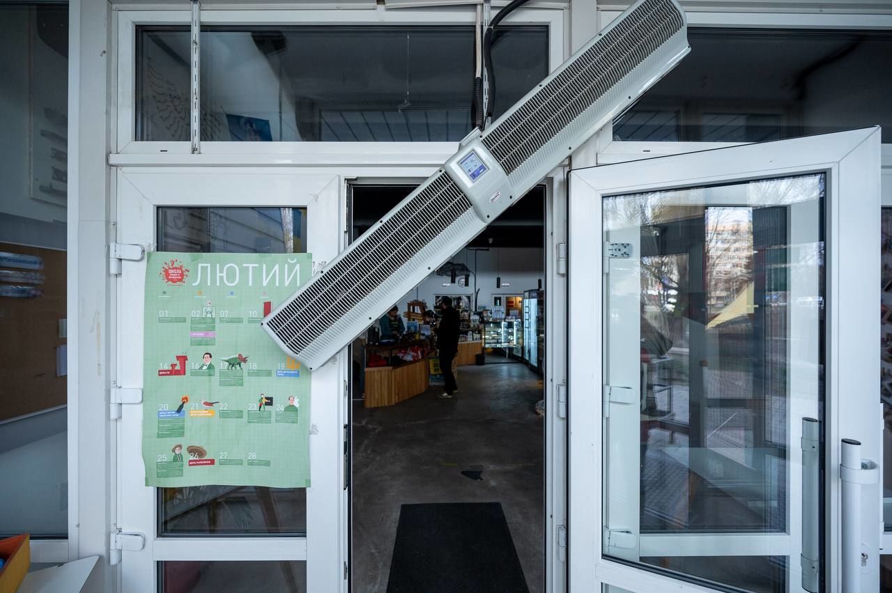 Пошкодження внаслідок ракетної атаки у Львові / © Максим Козицький / Facebook