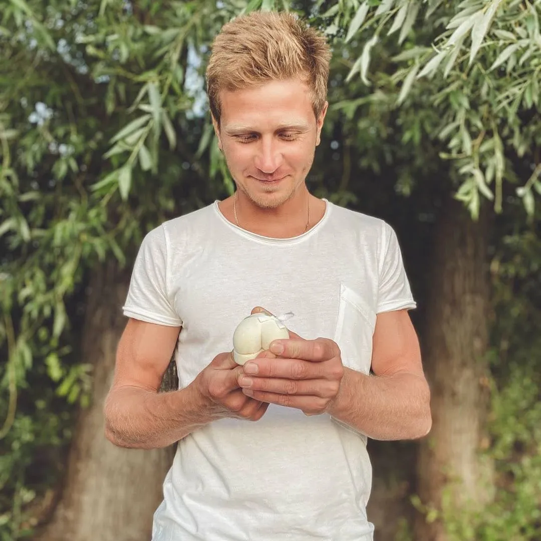 Зірка українського біатлону закохався у відому швейцарку і поріднився з фаном Путіна: роман розпочався у літаку та пережив війну