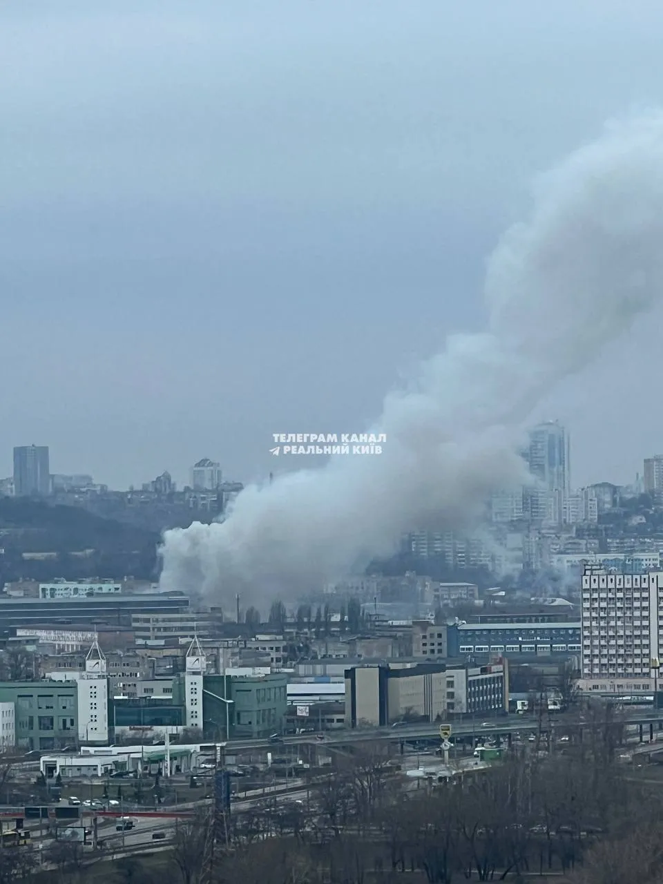 В Киеве произошел масштабный пожар в складских помещениях: возможно ухудшение качества воздуха. Фото и видео dqxikeidqxiqxxant