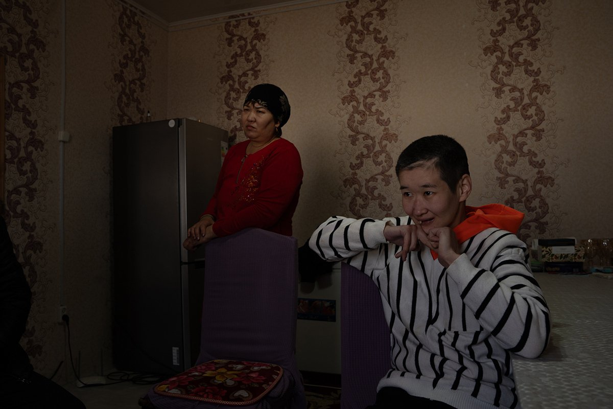 Улбіке Бурашова та її мама Айман. Фото: Рауль Упоров