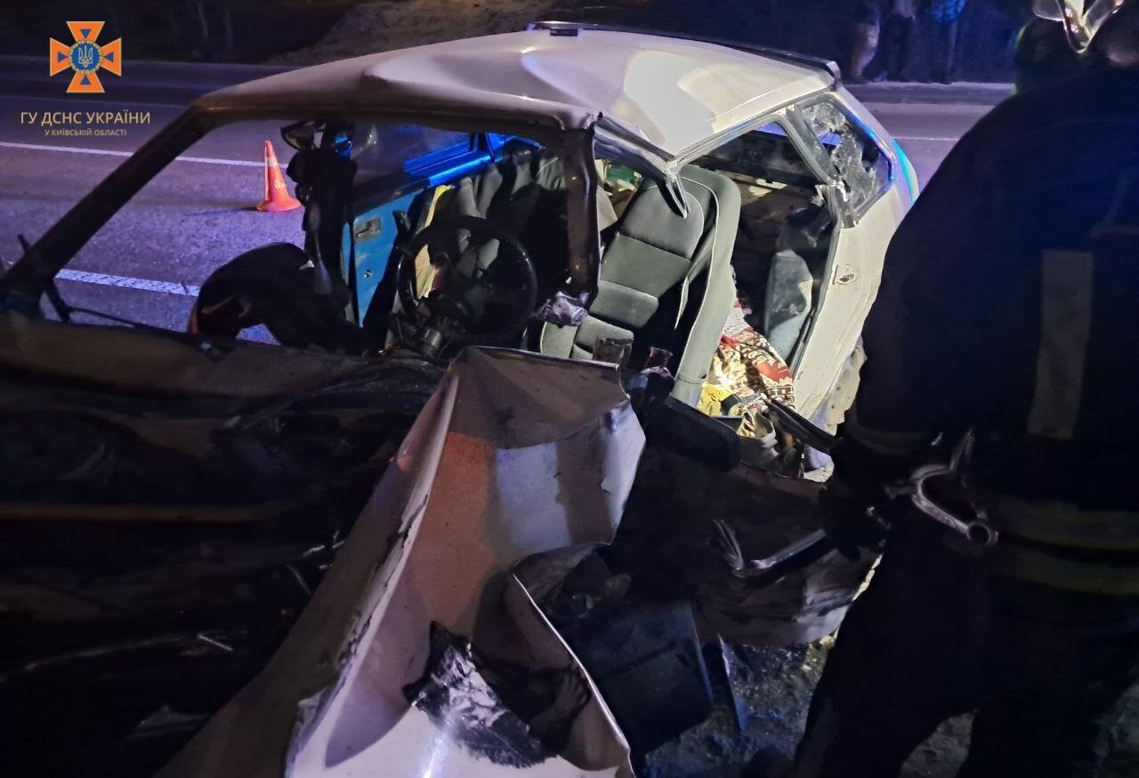 Под Киевом произошла авария с участием двух легковушек: есть погибшие. Фото