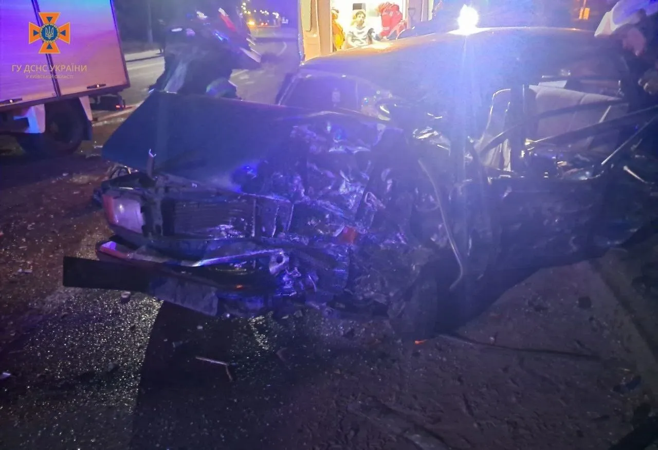 Под Киевом произошла авария с участием двух легковушек: есть погибшие. Фото