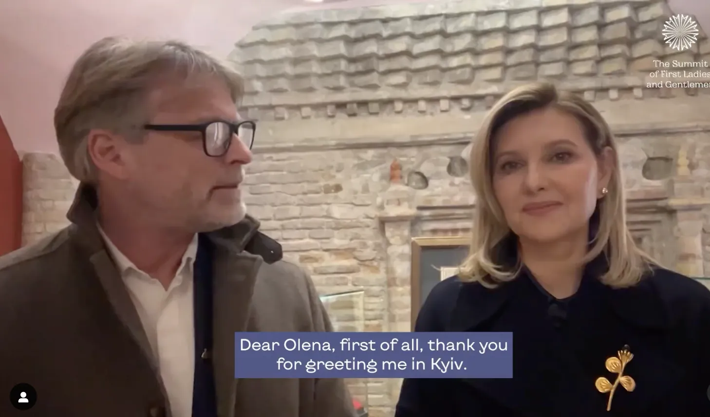 В цветах флага Украины. Зеленская надела винтажную брошь на встречу с первым джентльменом Дании