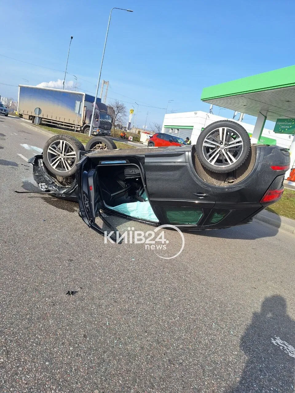 В Киеве вблизи Южного моста в результате ДТП перевернулась легковушка: есть пострадавшая. Фото и видео