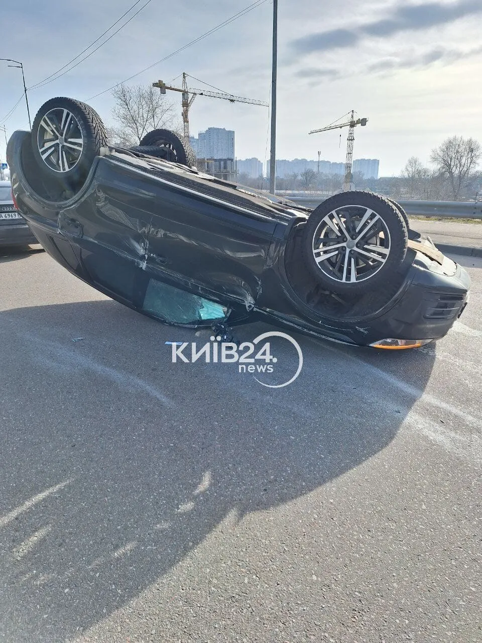 В Киеве вблизи Южного моста в результате ДТП перевернулась легковушка: есть пострадавшая. Фото и видео