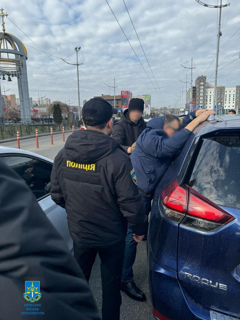 Возможно, это изображение 3 человека, автомобиль и текст dqxikeidqxitkant