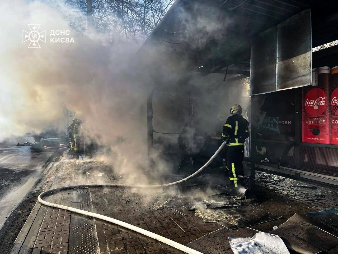 У Києві на Оболоні горіла зупинка громадського транспорту: відомо подробиці. Фото і відео