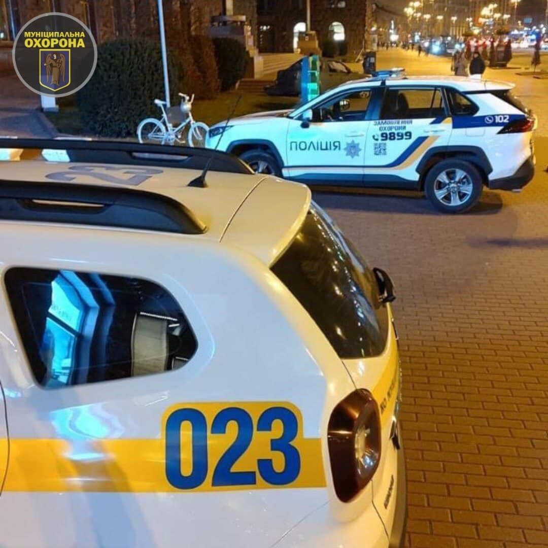 Поводився агресивно та зухвало: у Києві затримали хлопця, який намагався вкрасти благодійну допомогу для ЗСУ. Фото dqxikeidqxitkant